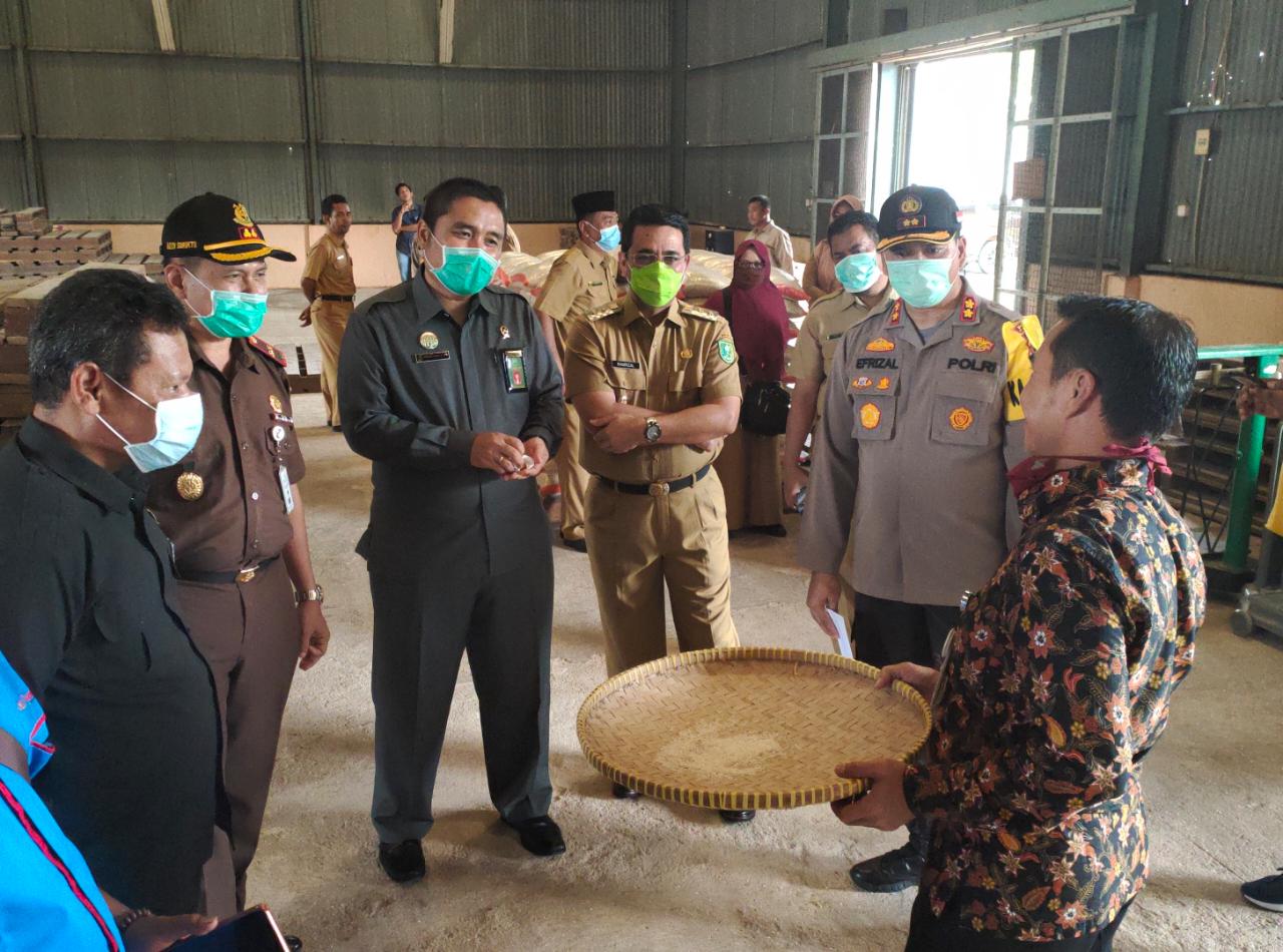 Pastikan Stok Pangan Aman Ditengah Wabah Corona, Kapolres Inhu Bersama Forkopimda Cek Gudang Bulog